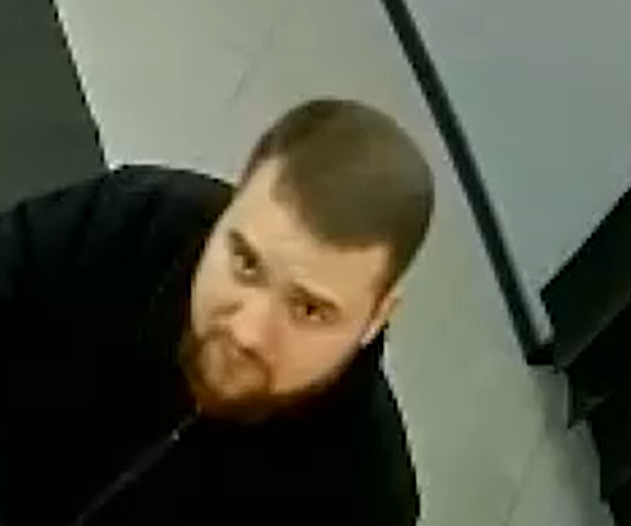 Санкт-Петербург 23.03.2020 Жулик заламывает купюры